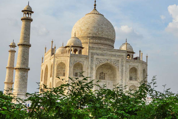 Luxury-Taj-Mahal-Tour-by-Car-–-A-Journey-of-Elegance